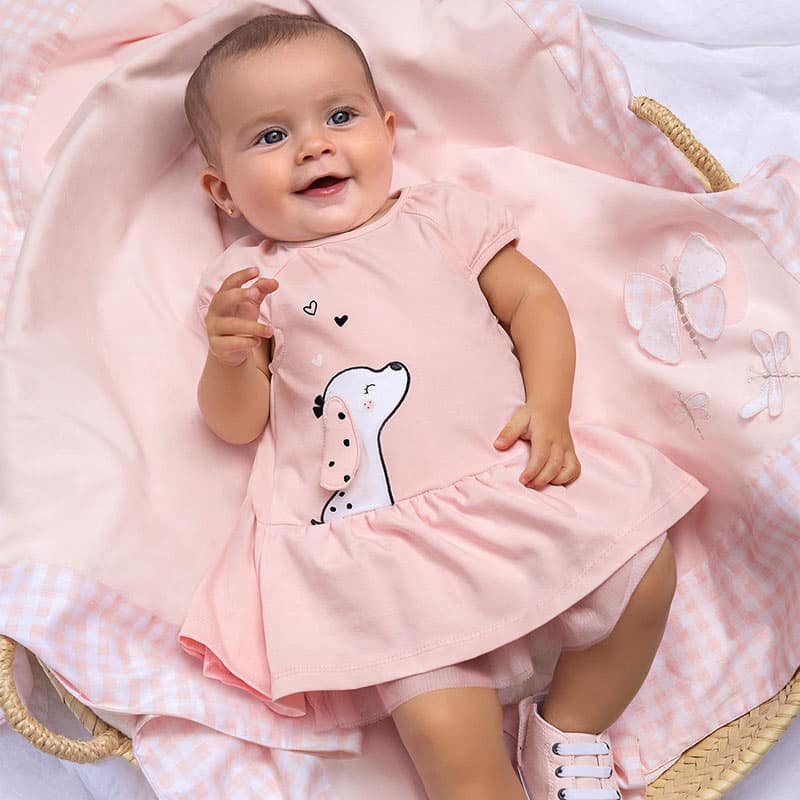 Vestido punto perrito rosa recién nacido Mayoral. Dulce, comódo y bonito es este vestido de punto. Volante en el bajo. Gráfica de perrito.