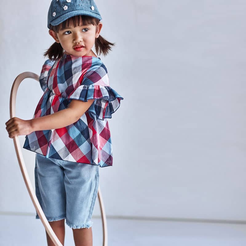 Pantalón ciclista sarga Mayoral. Pantalón de tipo bermuda para niña de 2 a 9 años. Cintura con goma elástica y cierre con cremallera y botón.