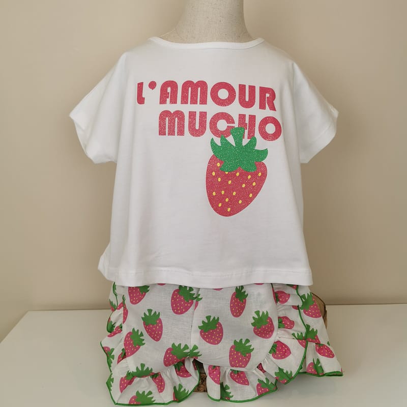 Camiseta  blanca fresas con letras y fresa impresa. Short con estampado de fresas,volantito ribeteado en verde