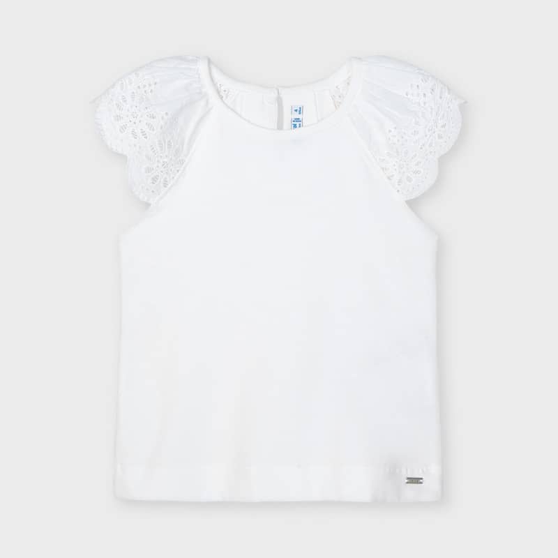 Camiseta tirantes puntilla blanca Mayoral, ideales para completar cualquier conjunto. Pequeña abertura en la espalda con cierre de botón.
