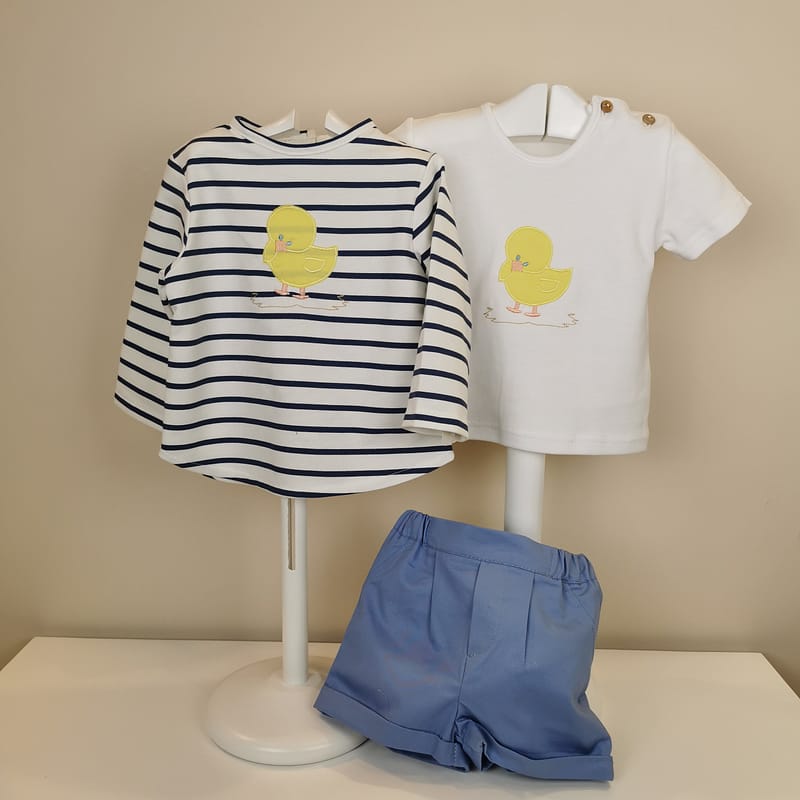 Conjunto de tres piezas, compuesto por sudadera con rayas marineras , estampado de pollitos,  camiseta blanca a juego con pollitos y bermuda en azul.